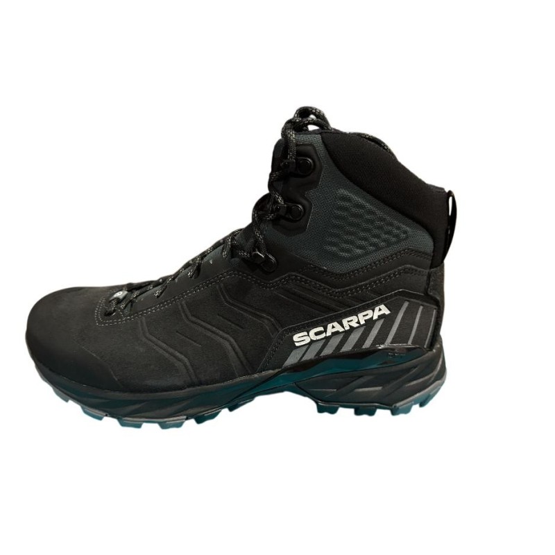 Scarpone da trekking Scarpa Rush con suola a contrasto.